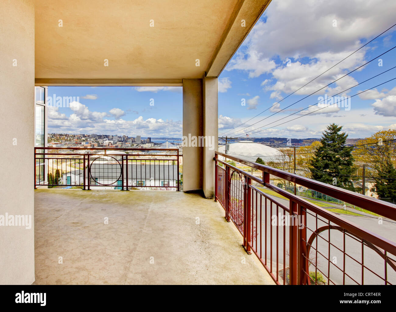 Wohnung Balkonblick auf Tacoma Dome. Stockfoto