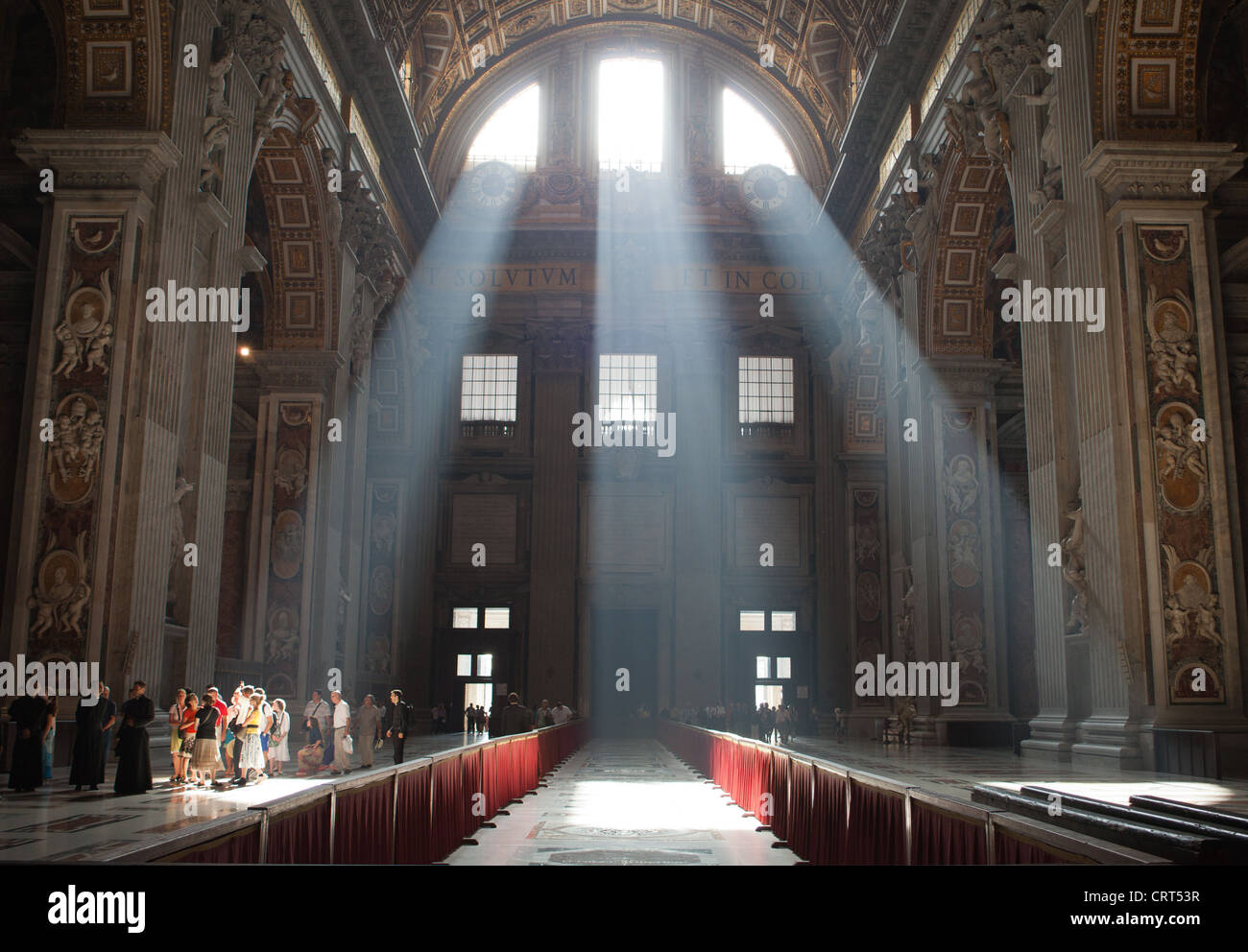Sonnenstrahlen sind in der Basilika von St. Peter im Vatikan Stadt gesehen zu haben. Stockfoto