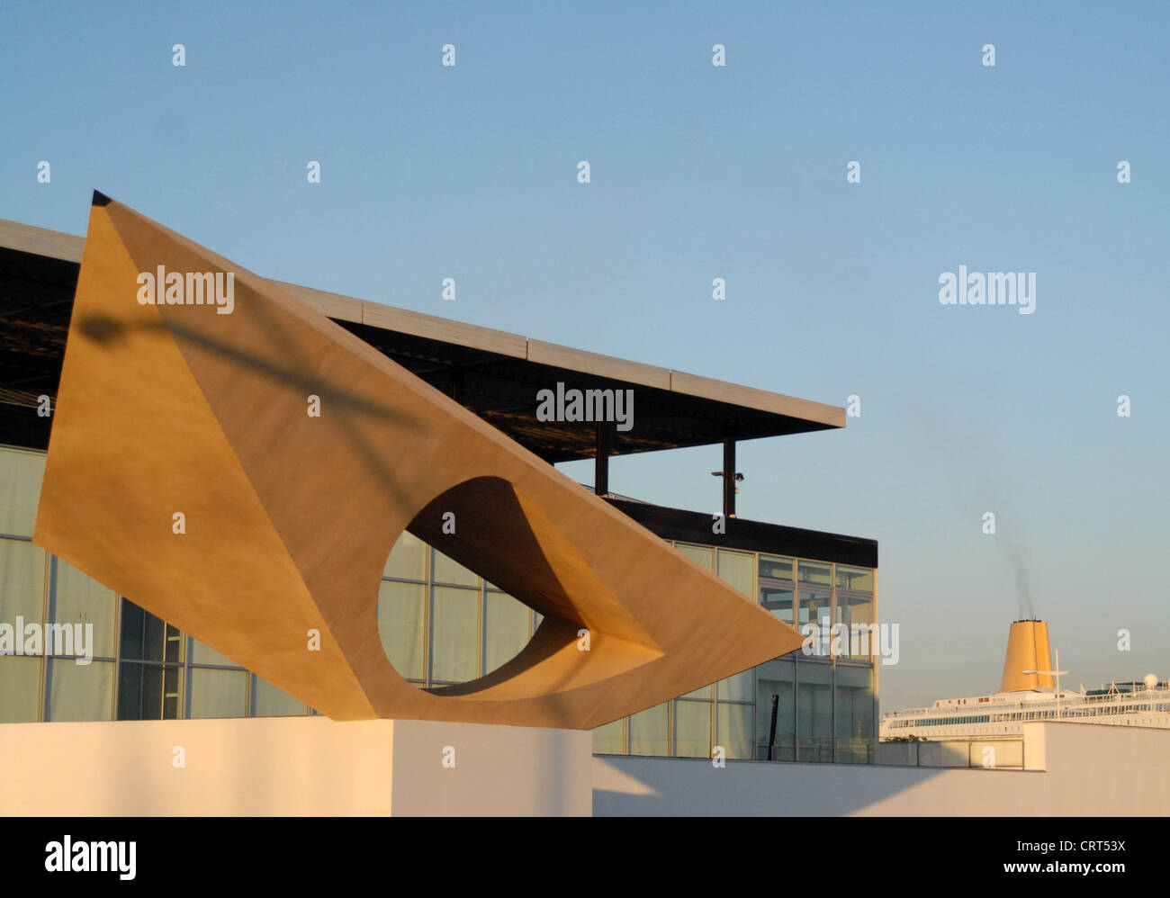 Die konkreten Skulptur "Le Signal" von Henri Georges Adam vor dem Museum der Modernen Kunst in Le Havre im Jahr 2012 renoviert wurde. Stockfoto