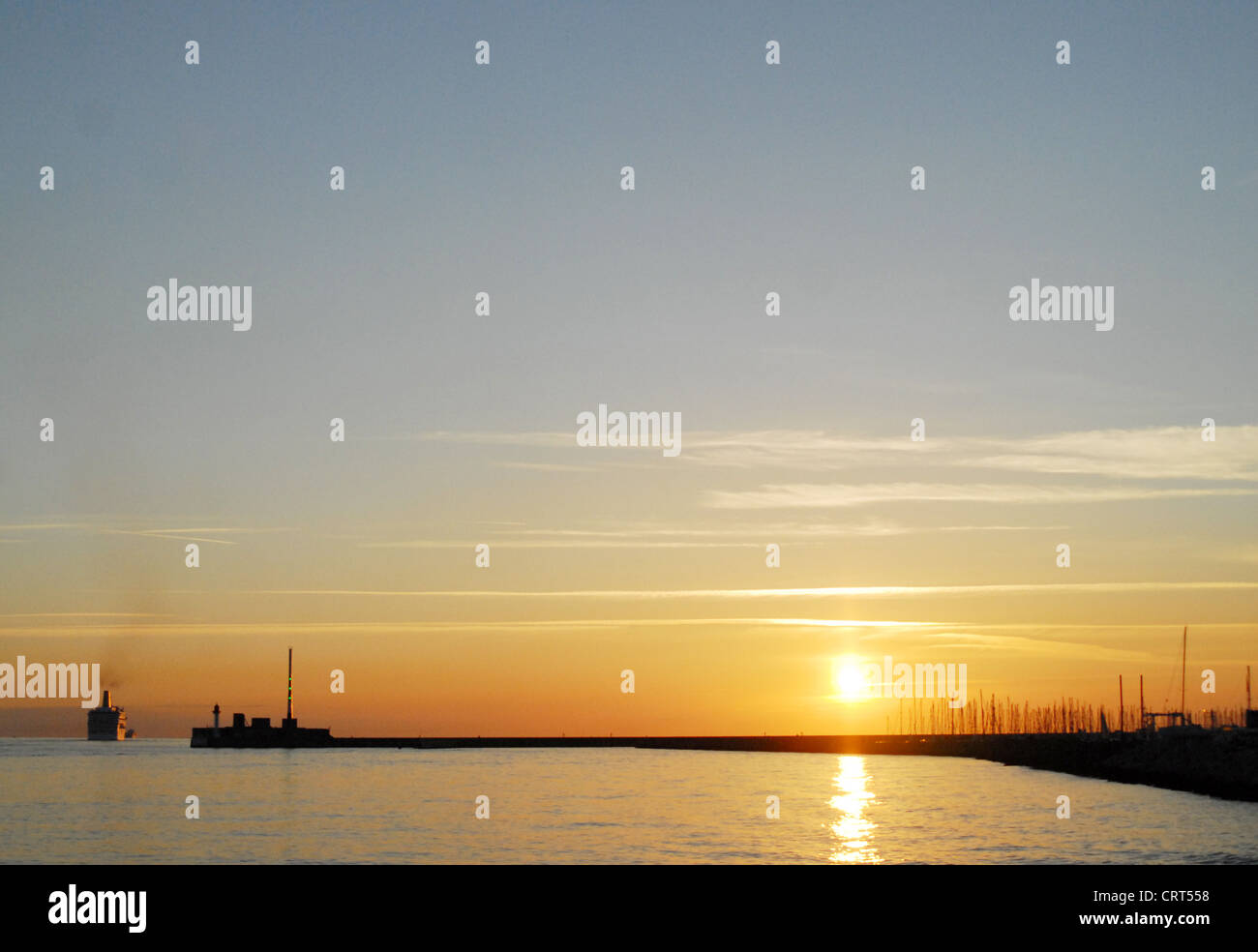 P & O Kreuzfahrtschiff verlassen den Hafen von Le Havre in der Normandie, bei Sonnenuntergang. Stockfoto