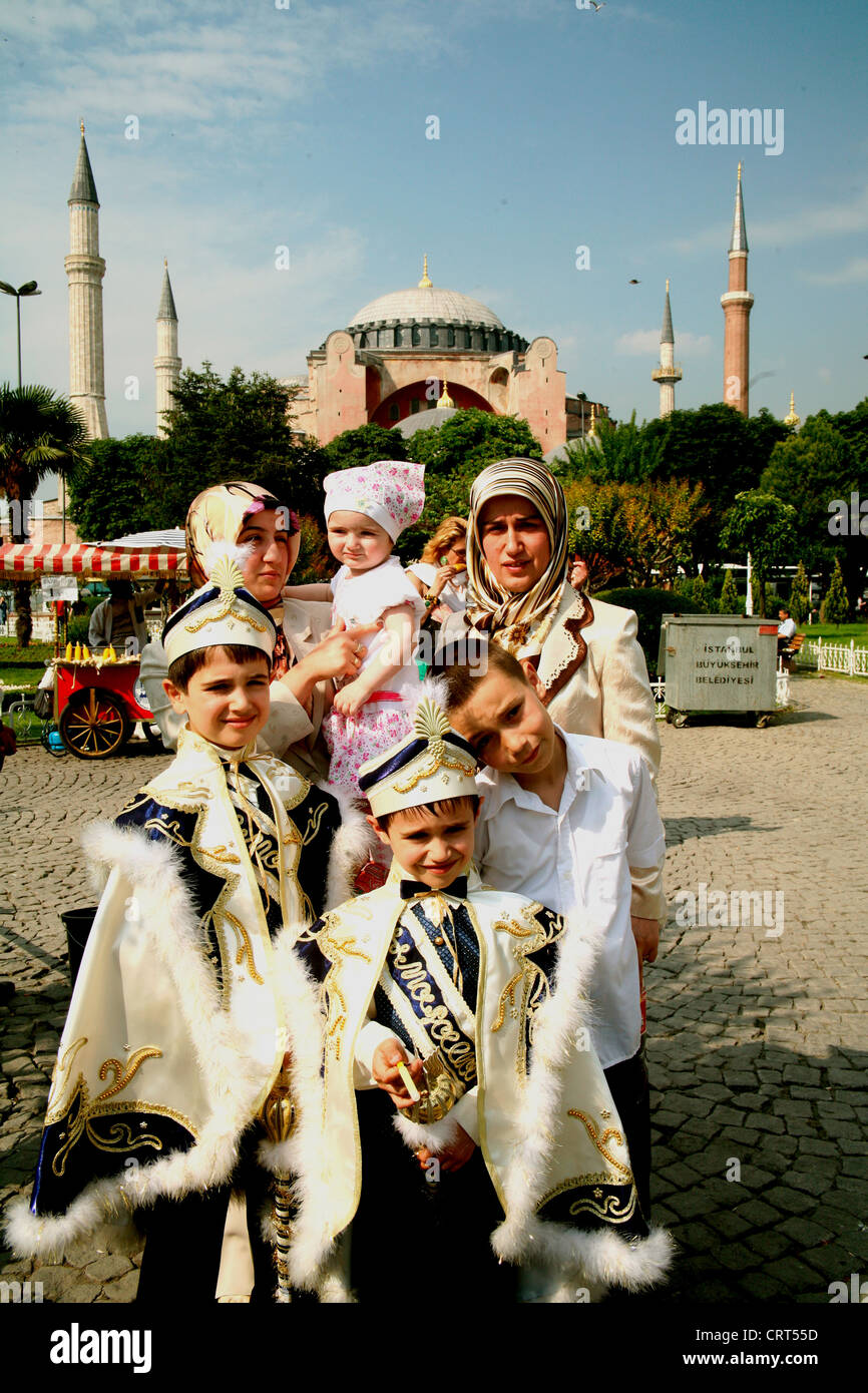 Zwei Jungen posieren mit ihren Müttern und ihrem älteren Bruder nach ihrer Beschneidung in Eyup, Goldenes Horn, Türkei Stockfoto