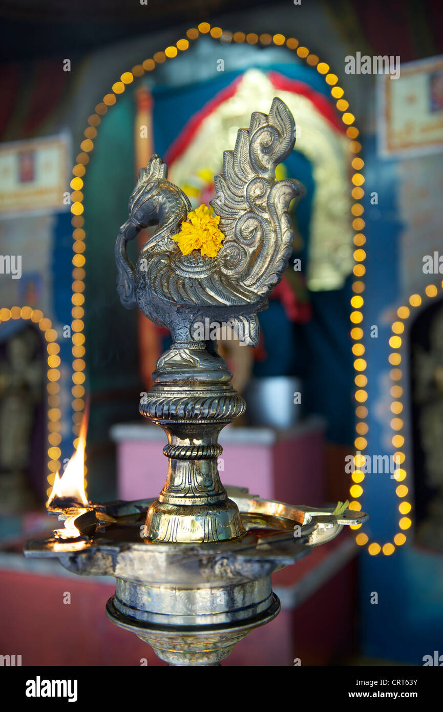 Zeremonielle Öllampen gesehen an der Sri Veeramakaliamman Hindu-Tempel in Little India, Singapur, Asien Stockfoto