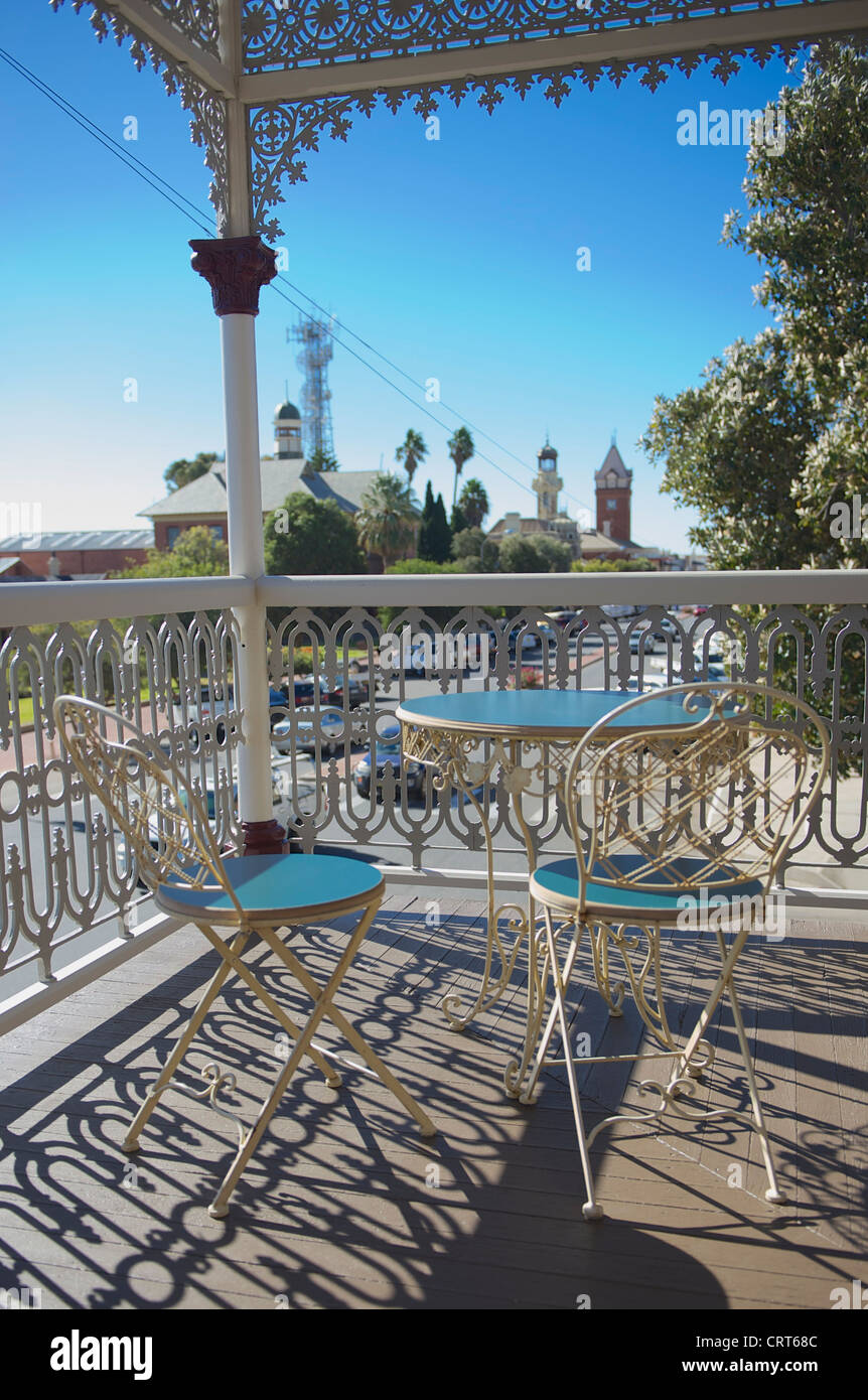 Blick von der Veranda des Marios Palace Hotel in Argent Street mit GPO Turm in Broken Hill, Outback New South Wales Stockfoto