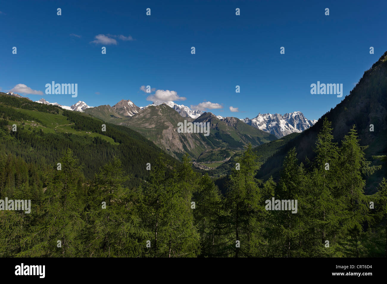 die Kette des Mont-Blanc mit La Thuile auf seinem Fuß gesehen aus dem Weg zu den Bellacomba Seen, Aostatal, Italien Stockfoto