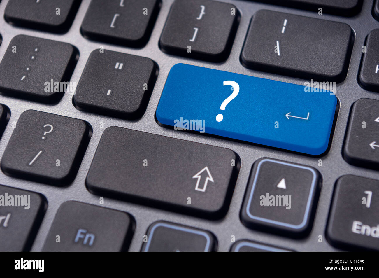 Konzepte von Fragen oder Computerfehler, mit einer Frage auf enter-Taste der Tastatur. Stockfoto