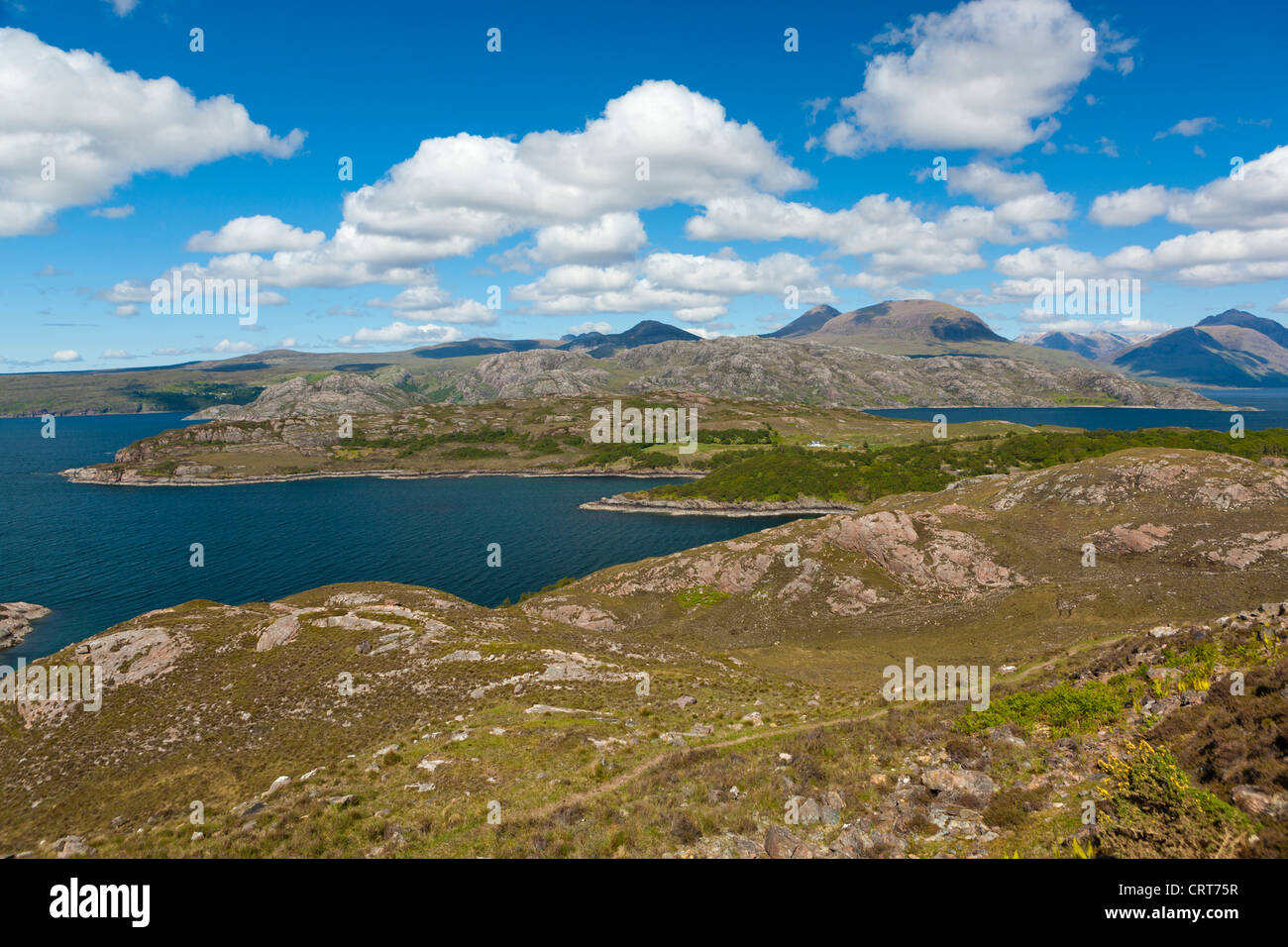 Das Loch Beag in der Nähe von Ardheslaig, Wester Ross in den North West Highlands von Schottland, Vereinigtes Königreich, Europa Stockfoto