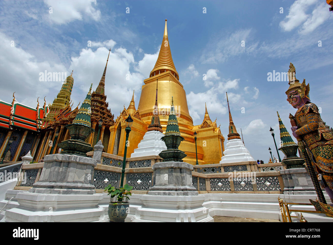 Türme von Phra Siratana goldene Chedi Phra Mondop und Prasat Phra Dhepbidorn auf der oberen Terrasse des Grand Palace-komplexes, W Stockfoto