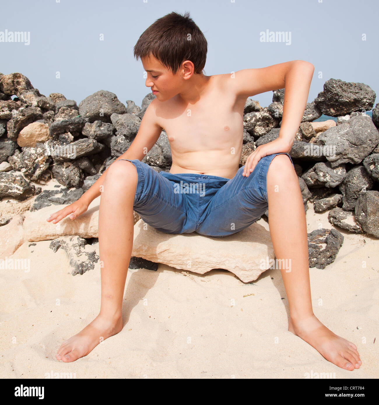 pre-teen Boy versuchen, cool aussehen Stockfoto