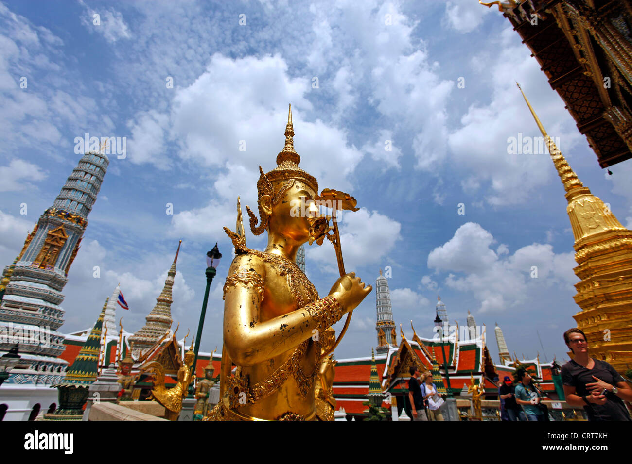 Goldene Statue der Kinnara an der Grand Palace Complex, Wat Phra Kaeo, Bangkok, Thailand. Stockfoto