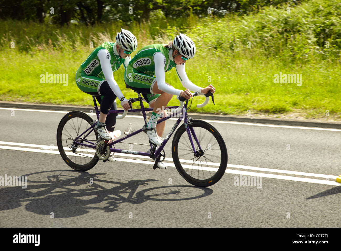 Catherine Walsh und Fran Meehan auf der A20 bei der paralympischen Radsport Training Day in Brands Hatch, Kent, UK. Stockfoto