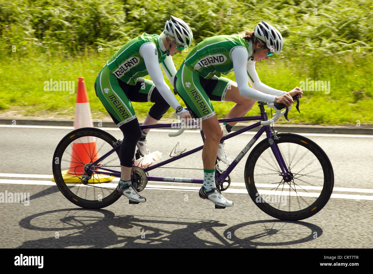 Catherine Walsh und Fran Meehan auf der A20 bei der paralympischen Radsport Training Day in Brands Hatch, Kent, UK. Stockfoto