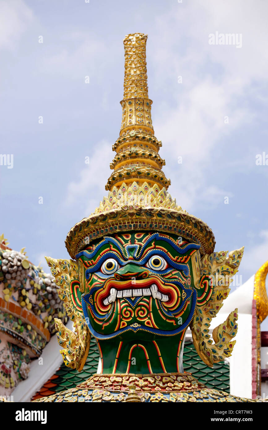 Temple Guardian riesige Indrajit mit hässlichen, groteske Maske an der Grand Palace Complex, Wat Phra Kaeo, Bangkok, Thailand. Stockfoto
