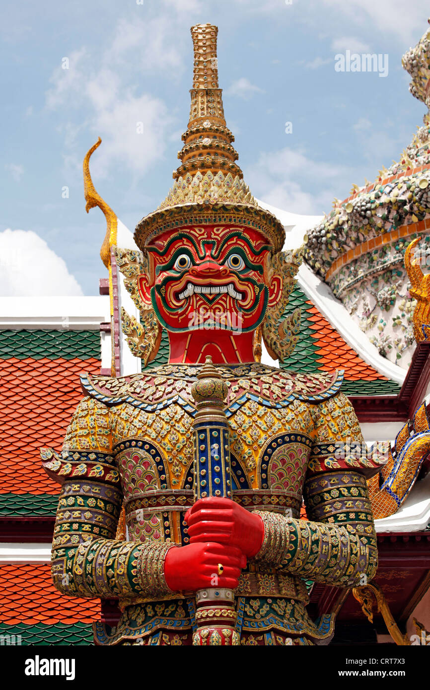 Temple Guardian Riesen Suriyaphob mit hässlichen, groteske Maske an der Grand Palace Complex, Wat Phra Kaeo, Bangkok, Thailand. Stockfoto
