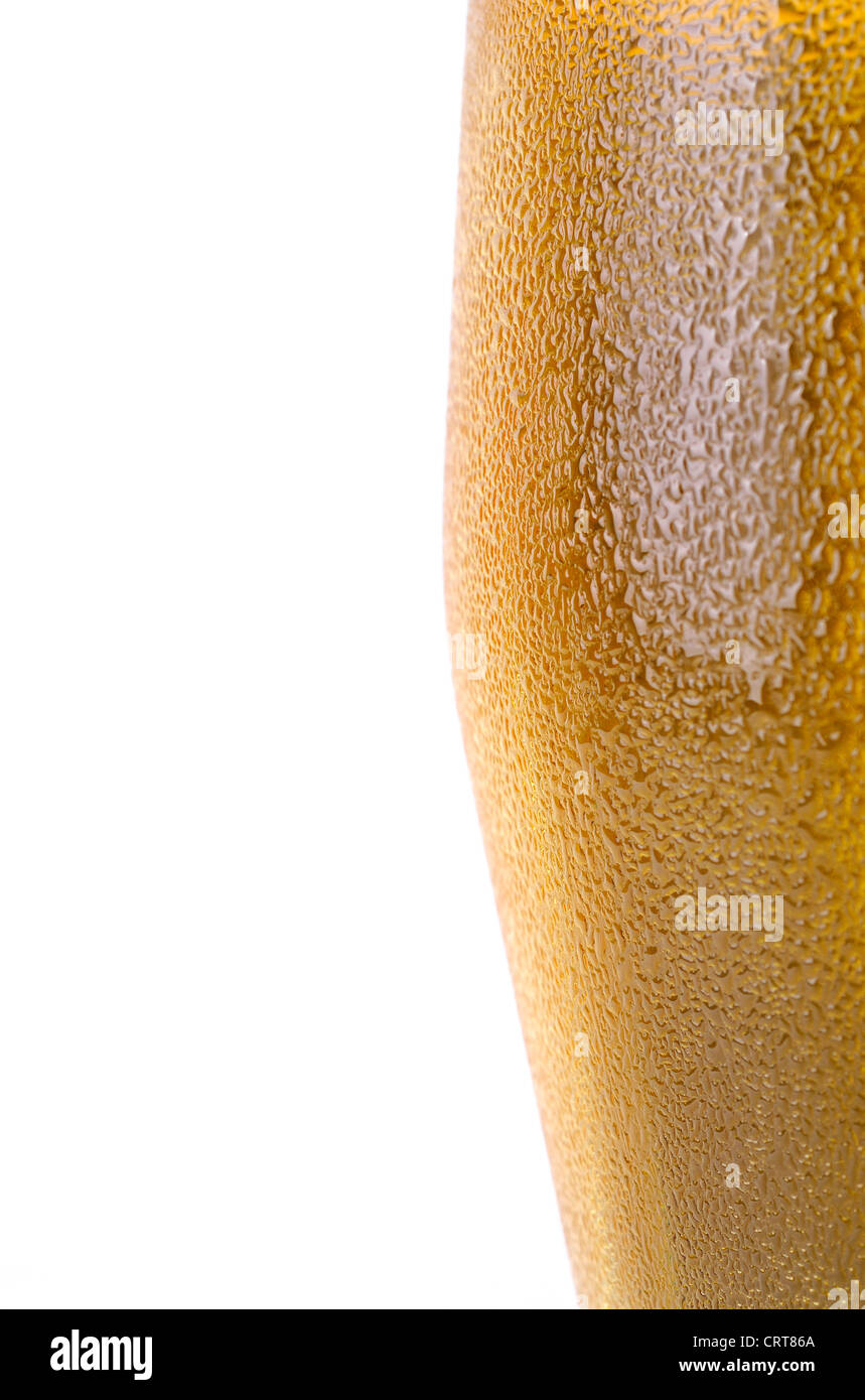 Ein Stück Glas Bier mit Tropfen, backgroud Stockfoto