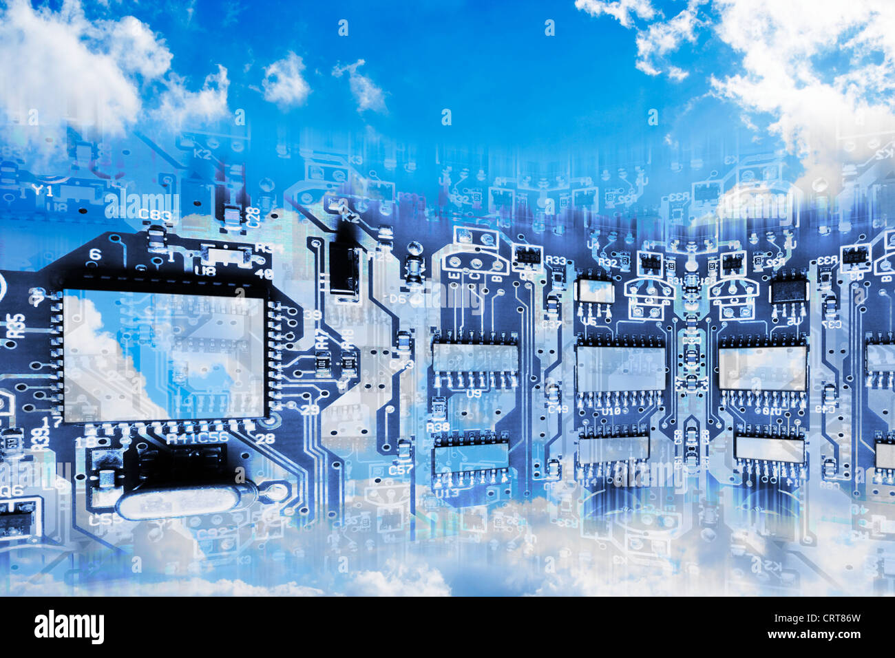 Platine überlagert bewölkten Himmel - Konzeptbild von Cloud Computing Stockfoto