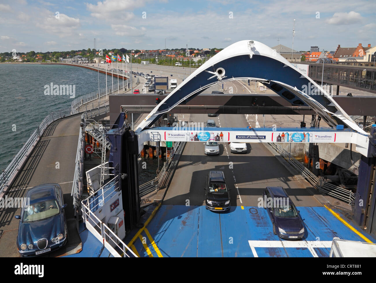 Autos und Fahrzeuge, die an Bord der Scandlines Fähre M/V AURORA in Helsingør, Dänemark, für die 20 Minuten Überfahrt nach Schweden Stockfoto