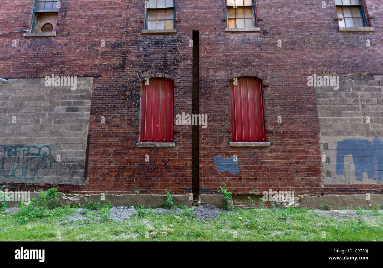 Alte Fenster auf einer roten Backsteinmauer Stockfoto