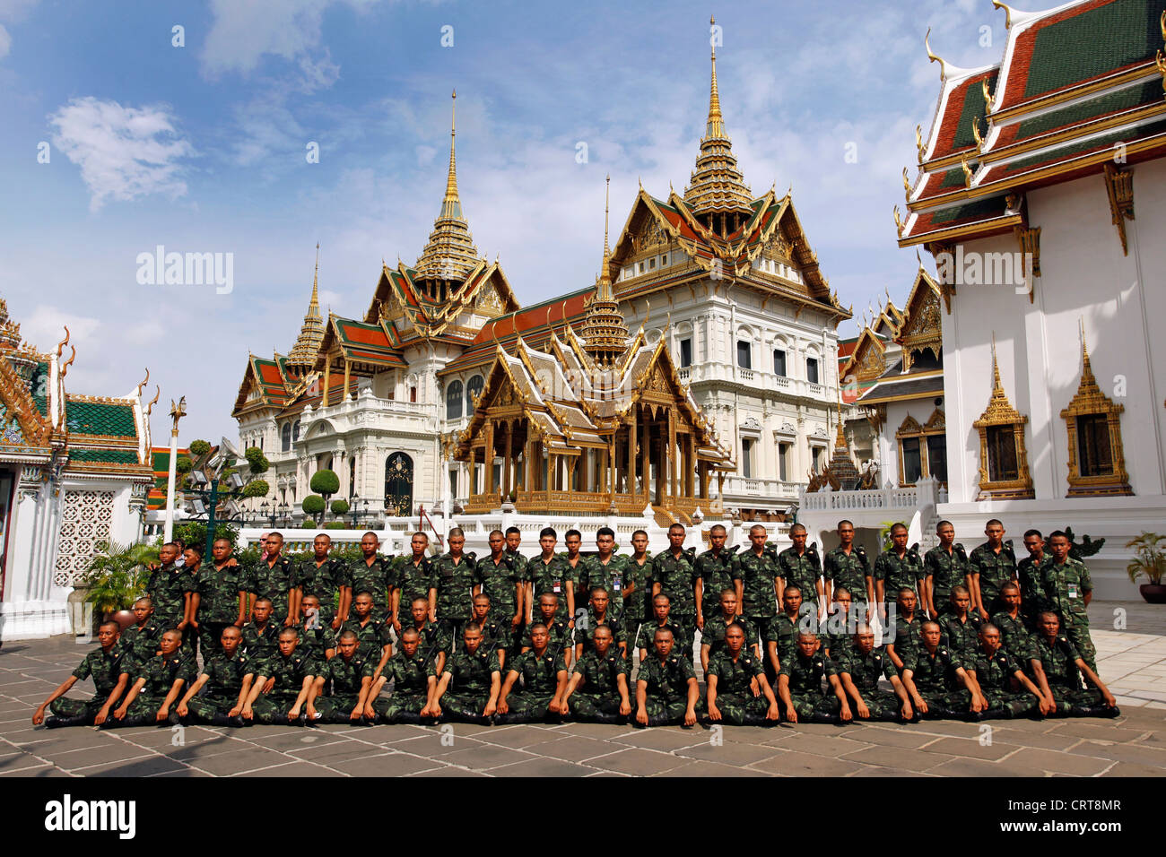 Thailändische Armee posieren für Gruppe Photorgaph außerhalb der Grand Palace Complex, Wat Phra Kaeo, Bangkok, Thailand. Stockfoto