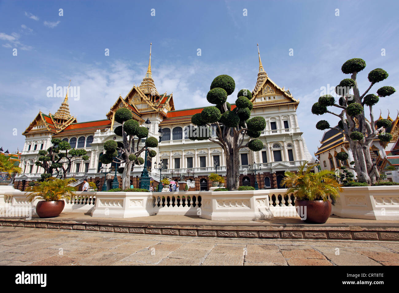 Der Königspalast und Formschnitt an der Grand Palace Complex, Wat Phra Kaeo, Bangkok, Thailand. Stockfoto