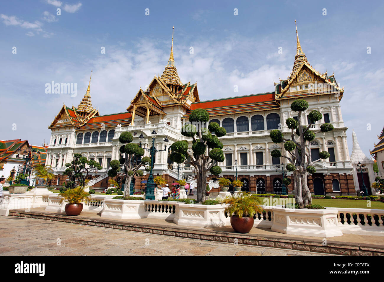 Der Königspalast und Formschnitt an der Grand Palace Complex, Wat Phra Kaeo, Bangkok, Thailand. Stockfoto