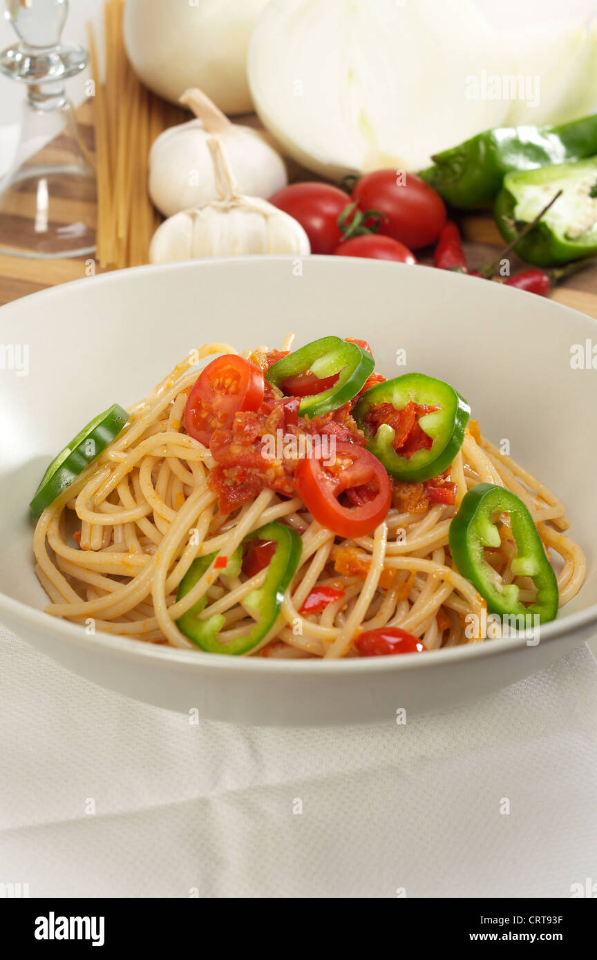 würzige italienische Pasta Tomaten und Chili-Paprika-sauce Stockfoto