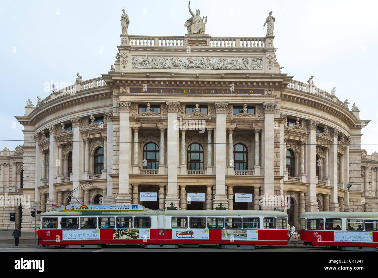 Eine Straßenbahn, die Werbung einer Winter-Kunst-Ausstellung führt vor dem Burgtheater in Wien, Österreich Stockfoto