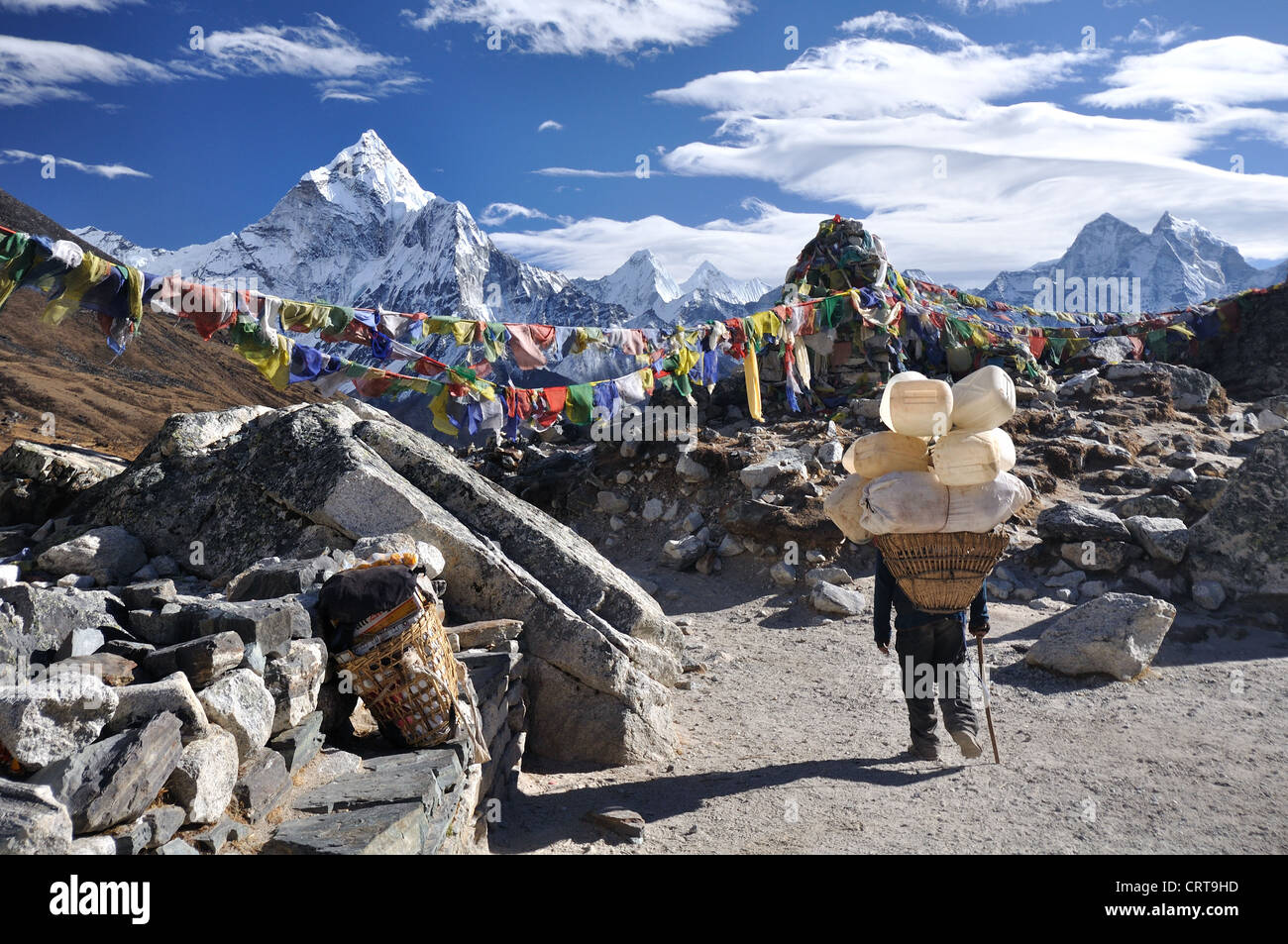 Nepali Porter macht seinen Weg nach unten den Thokla-Pass in der Everest-Region von Nepal Stockfoto