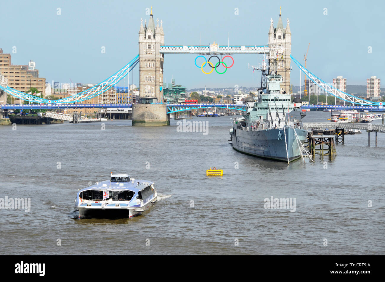Fluss Themse Vista einschließlich HMS Belfast und die Tower Bridge mit Olympischen Ringen Stockfoto