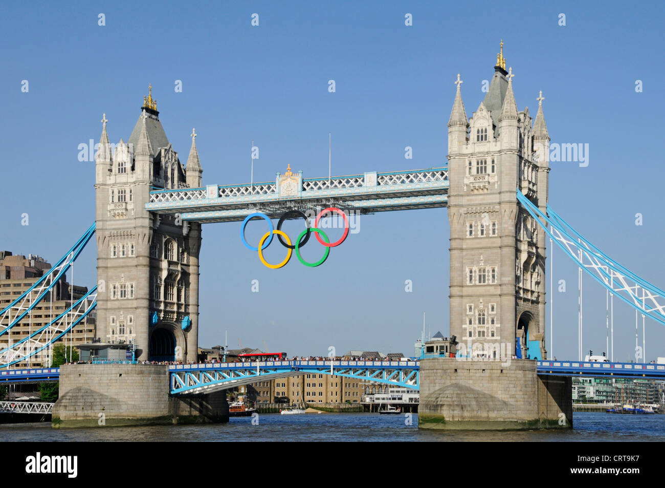 Olympische Ringe ausgesetzt unter Gehweg auf Tower Bridge Stockfoto