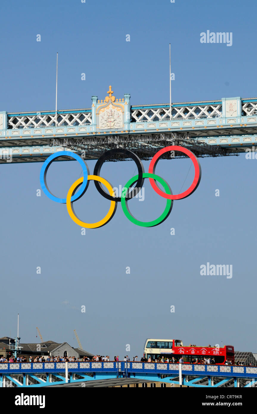 Nahaufnahme der Olympischen Ringe ausgesetzt unter Gehweg auf Tower Bridge Stockfoto