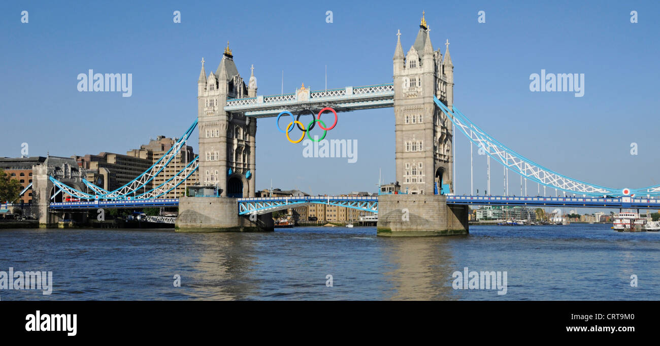 Olympische Ringe ausgesetzt unter Gehweg auf Tower Bridge Stockfoto