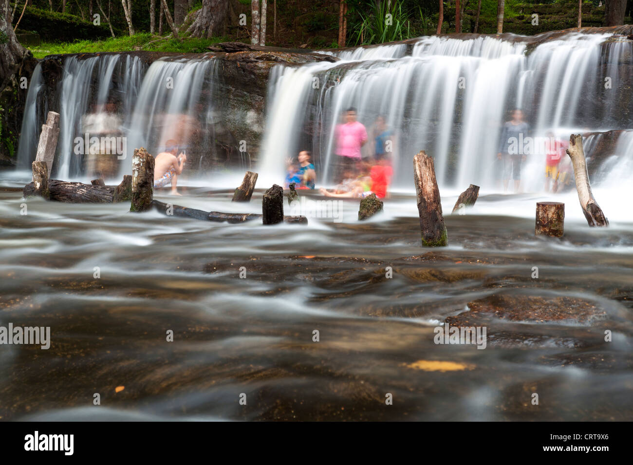 Die oberen Wasserfälle, die Kulen Wasserfälle ein beliebtes Baden sind, setzen vor allem an Festtagen. Phnom Kulen Nationalpark. Kambodscha Stockfoto