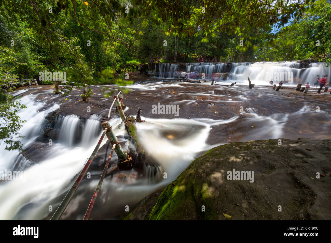 Die oberen Wasserfälle, die Kulen Wasserfälle ein beliebtes Baden sind, setzen vor allem an Festtagen. Phnom Kulen Nationalpark. Kambodscha Stockfoto