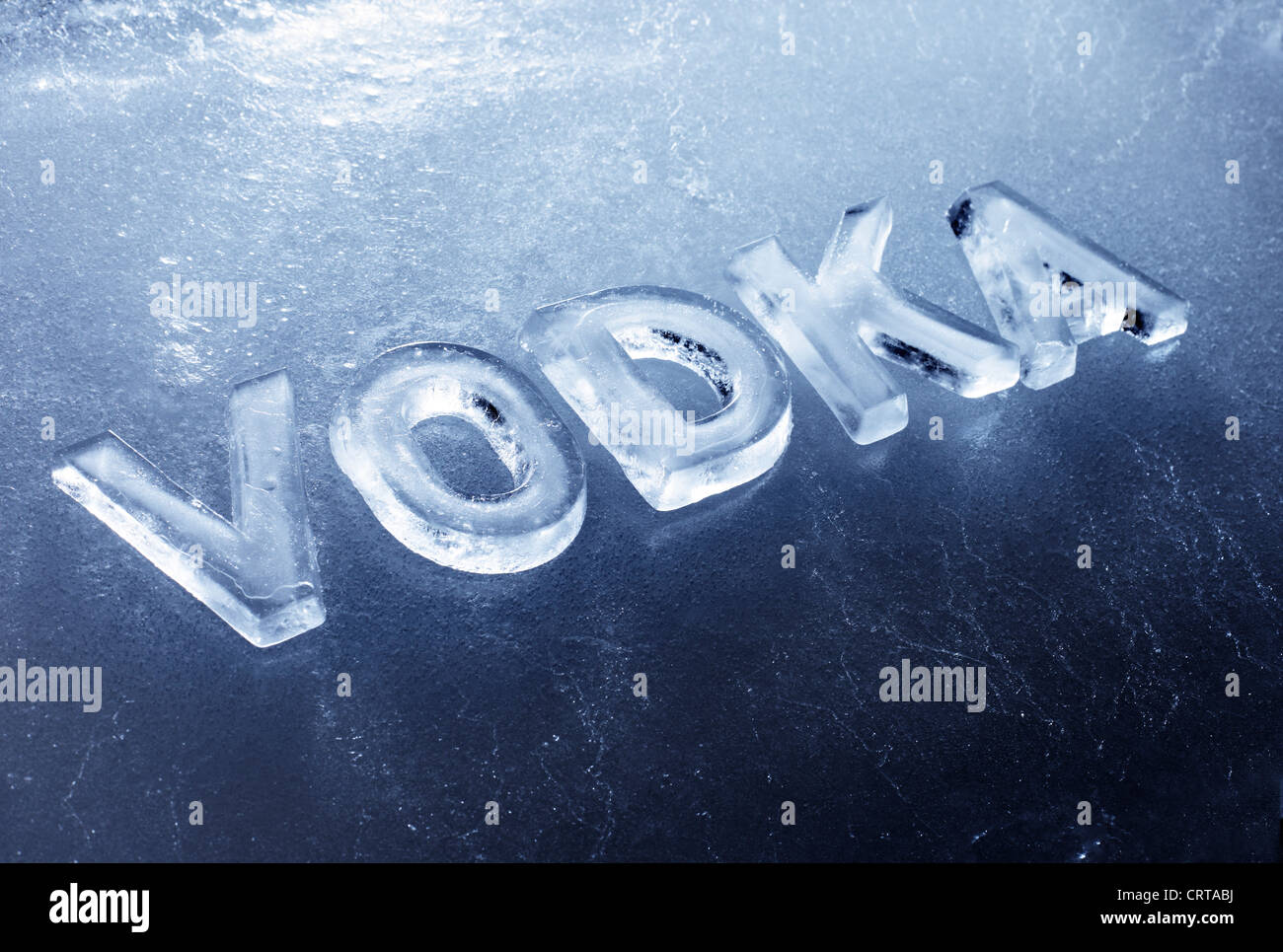 Wort-Wodka (alkoholisches Getränk) mit echtem Eis Briefe gemacht. Stockfoto