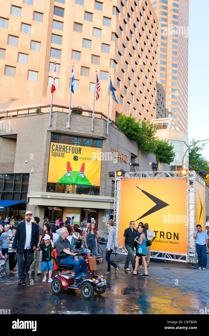 Menschen zu Fuß auf Ste Catherine Street in Montreal, Provinz Quebec, Kanada, während der Nur Für lacht Festival. Stockfoto