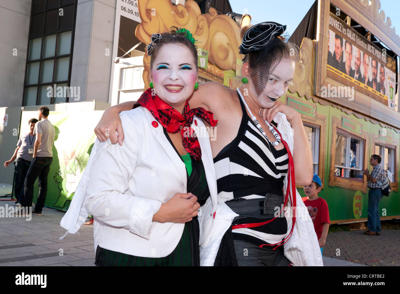 Weibliche Charaktere auf Rue Ste-Catherine während das Just for Laughs Festival in Montreal, Quebec, Kanada. Stockfoto
