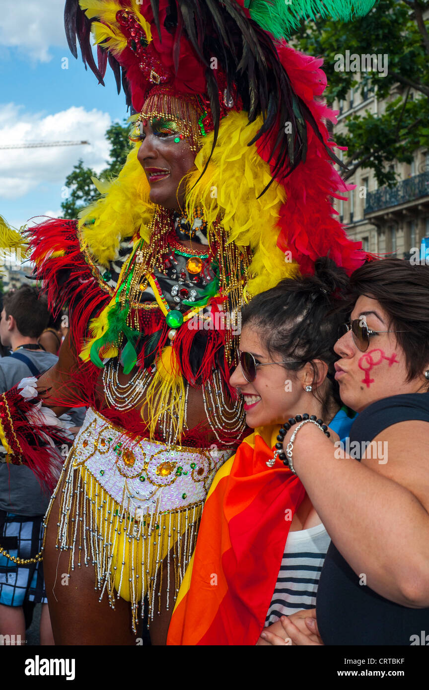 Paris, Frankreich, Teilnehmer, bunten Travestie in unverschämten Kostüm, posieren für Fotografen, in der jährlichen Gay Pride (LGBT) Stockfoto