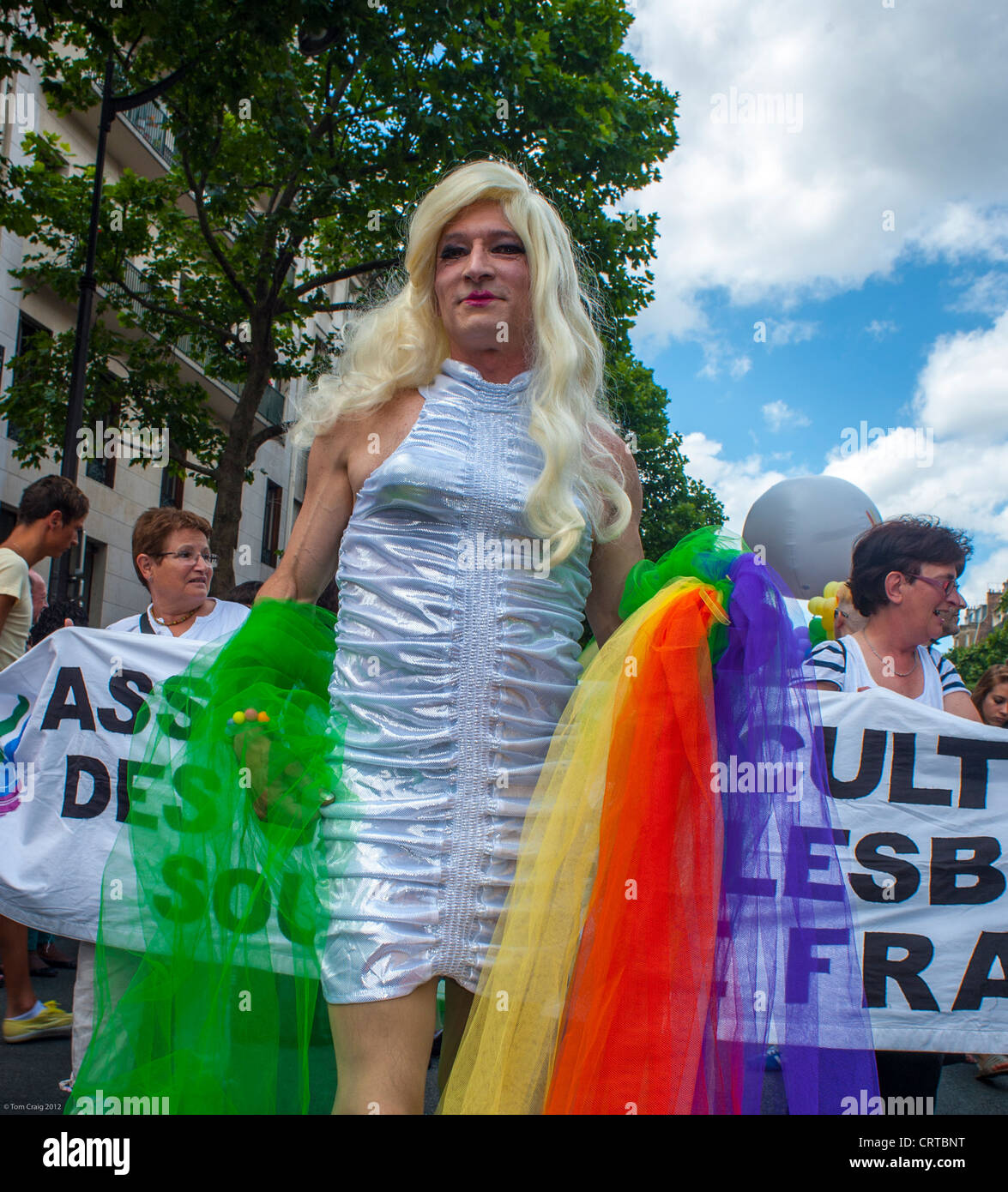 Paris, Frankreich, Transvestiten, männlich, in Kleidung, Perücke, marschieren in "Gay Pride" (LGBT) Regenbogen Flagge Stockfoto
