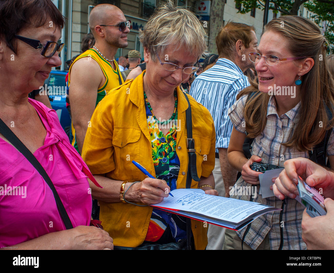 Paris, Frankreich, kleine Groip-Leute, französische Frauen unterzeichnen Petition gegen Homophobie im Ausland von Amnesty International, bei Gay Pride (LGBT), ehrenamtliche Arbeit, Gespräche über Politik Stockfoto