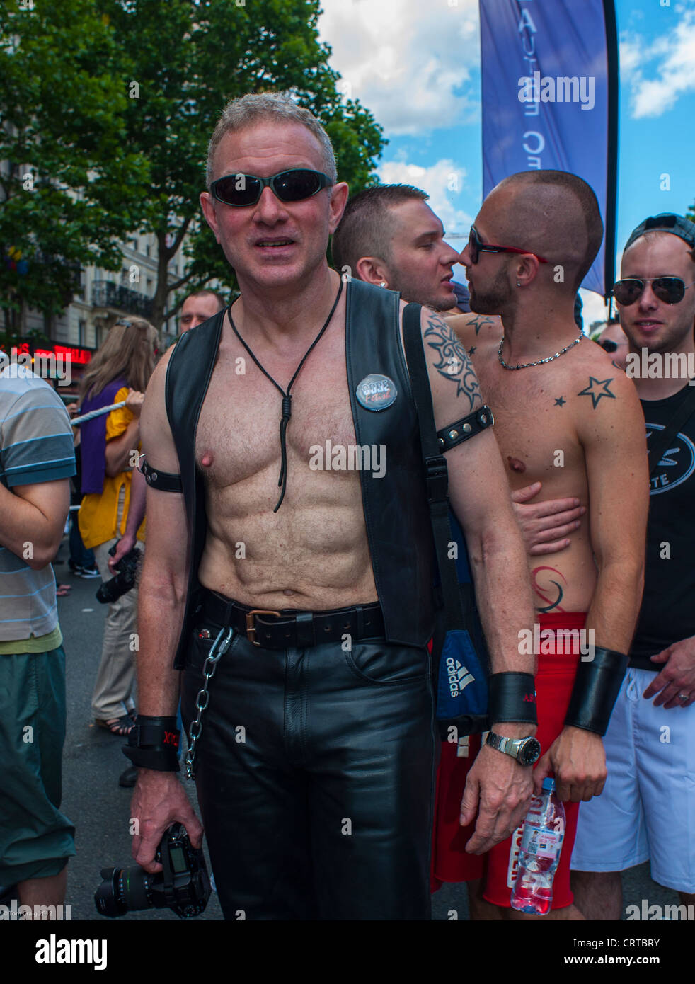 Paris, Frankreich, Gay Men in Leder Gay Fetish Clothing Marching in Gay Pride, (ASMF Club) (Hugues Fischer, Act Up) Gay Rights Fight, french Men Stockfoto