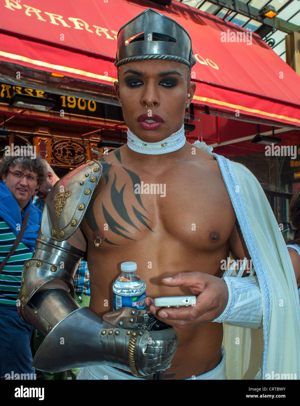 U oyogimga kelib, uni yalab oldi.