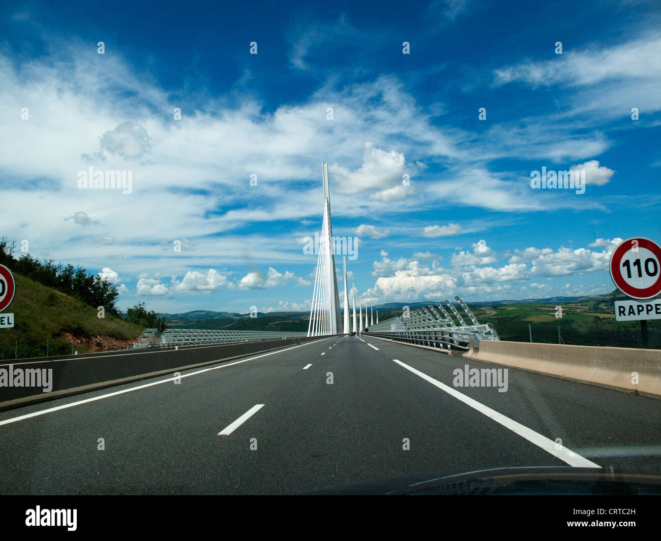 Annäherung an die Millau-Brücke in einem Auto, die höchste Brücke der Welt in Südfrankreich Stockfoto