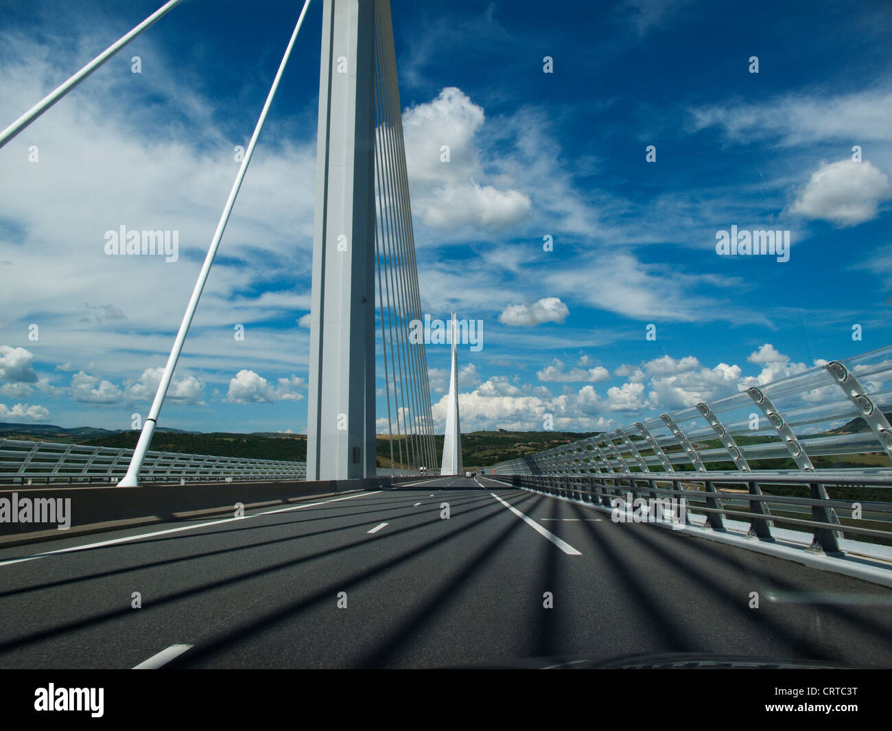 Die Millau Brücke in einem Auto, die höchste Brücke der Welt in Südfrankreich Stockfoto