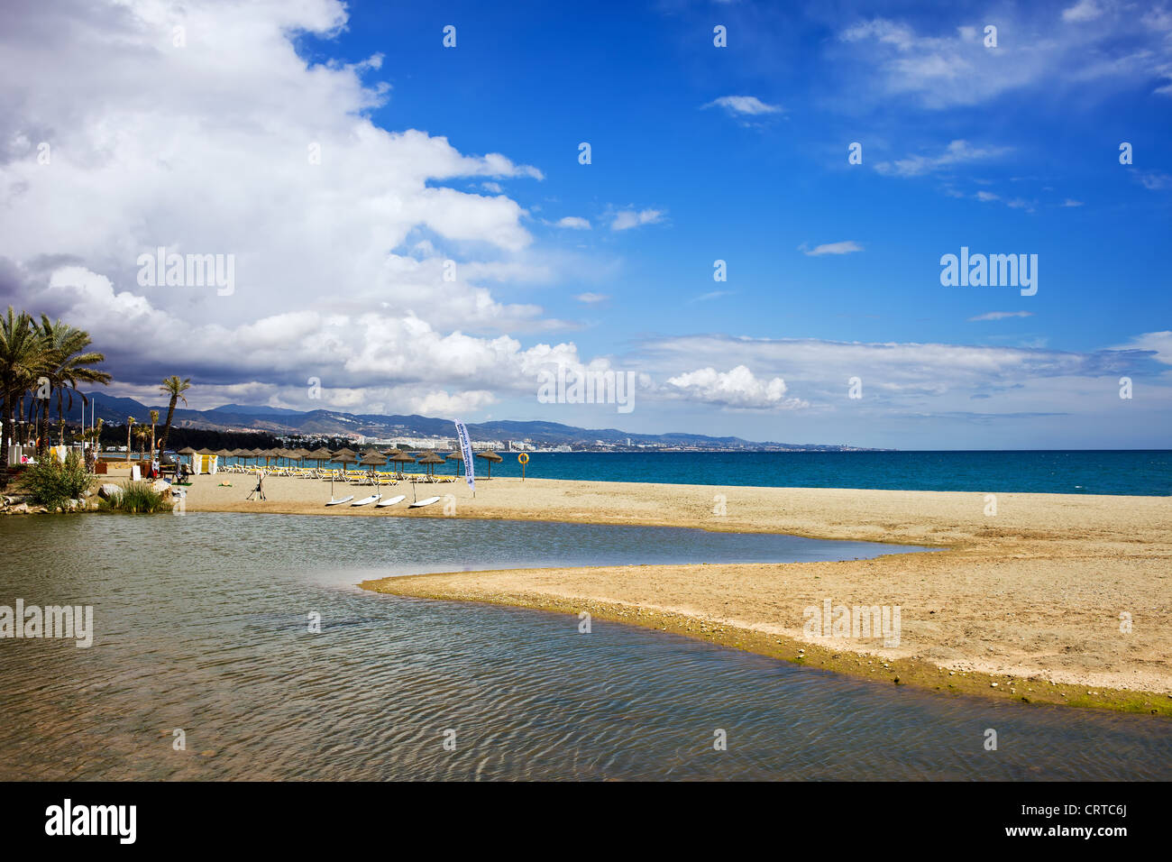 Strand, Fluss und Meer Urlaub Landschaft Costa Del Sol in Spanien, gelegen zwischen Marbella und Puerto Banus. Stockfoto