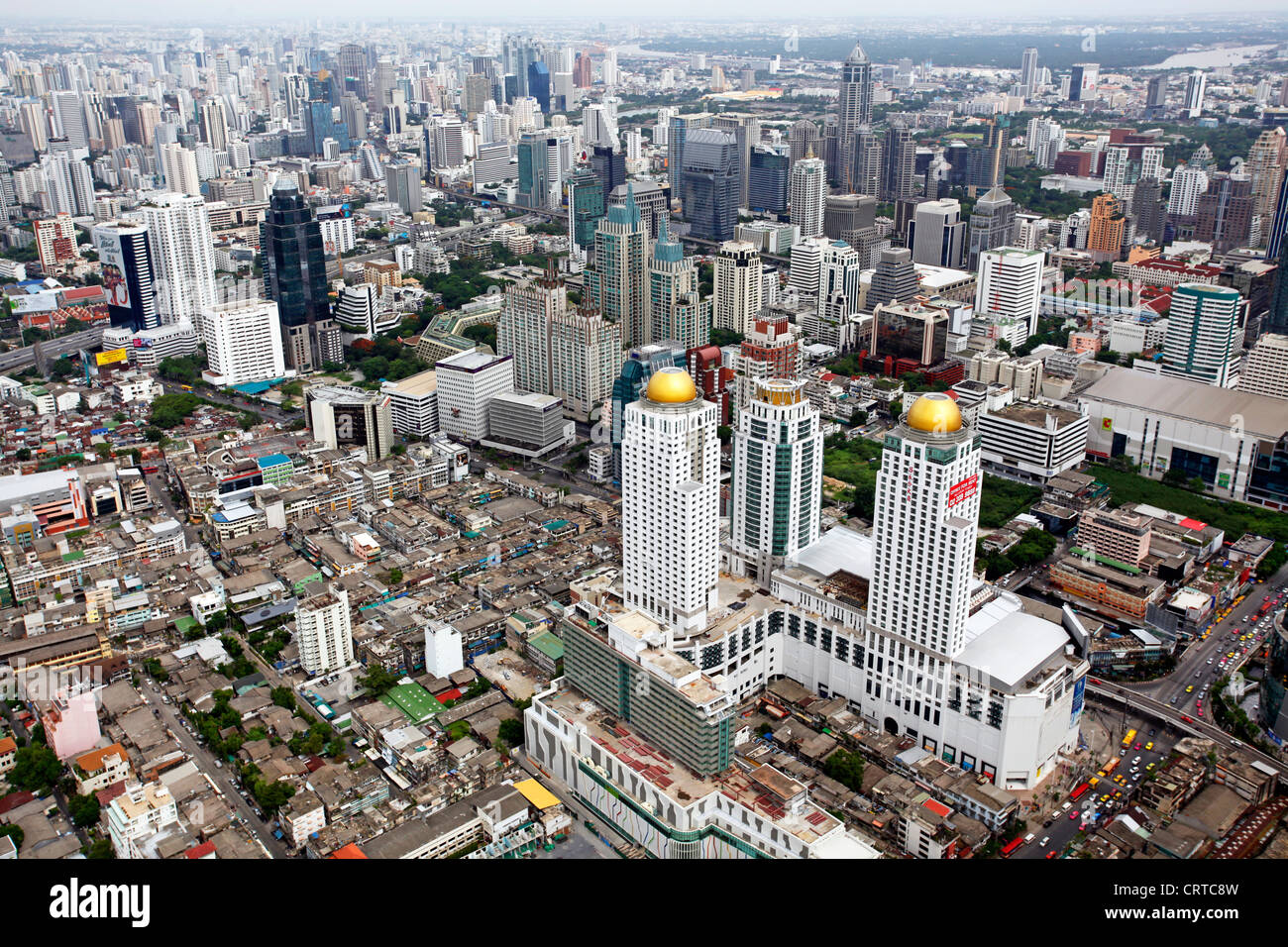 Ansicht der Gebäude die Skyline von Bangkok aus dem Baiyok Himmel Hotelgebäude, das höchste Gebäude in Bangkok, Thailand. Stockfoto