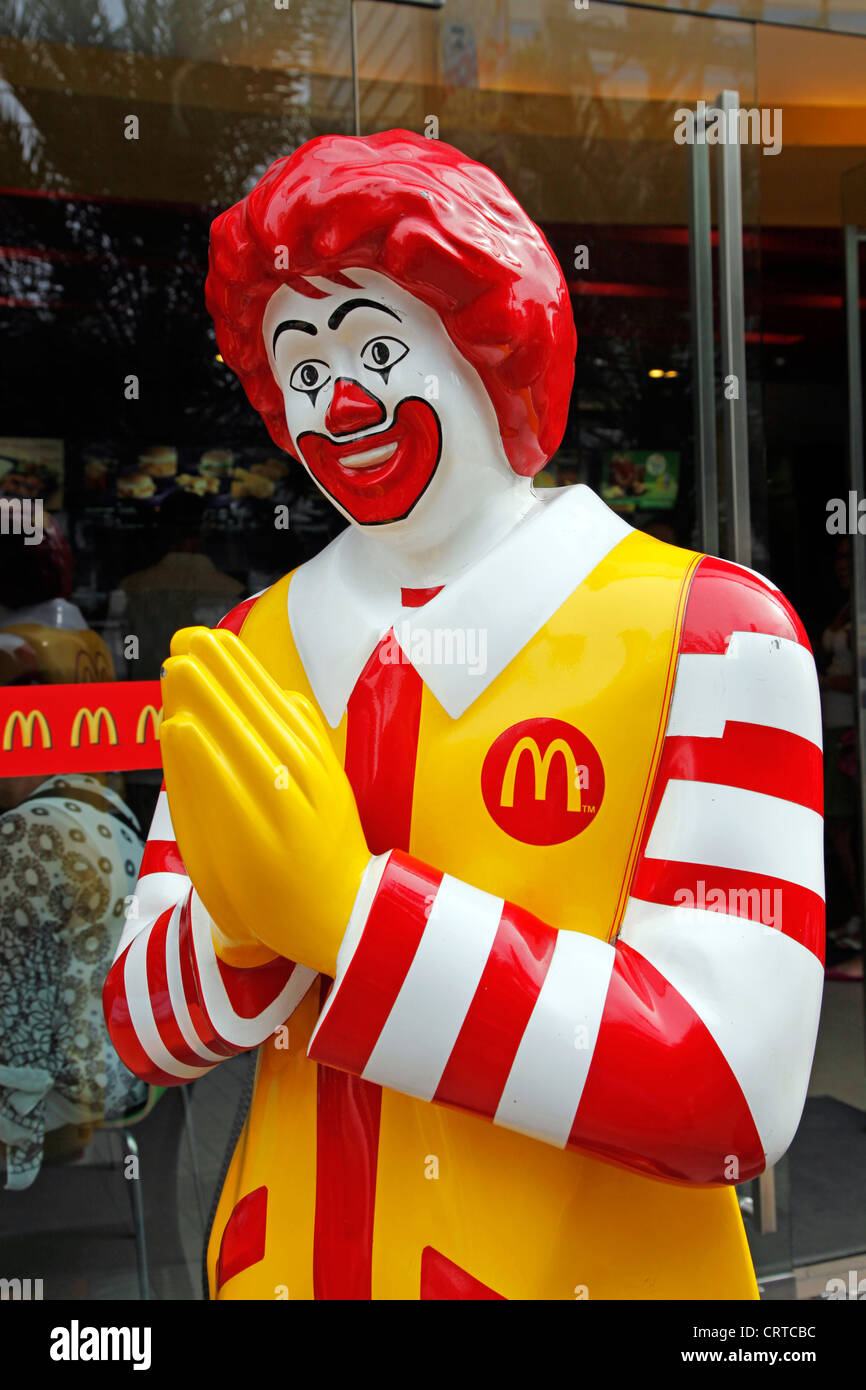 Ronald McDonald Statue machen Thai Gruß Sawasdee in Bangkok, Thailand. Stockfoto