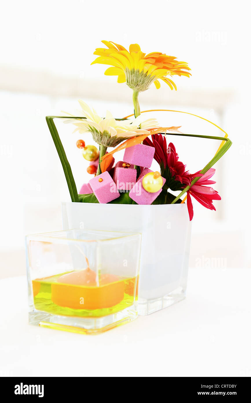 Blumen und Kerzen Dekoration für eine Hochzeit Stockfoto