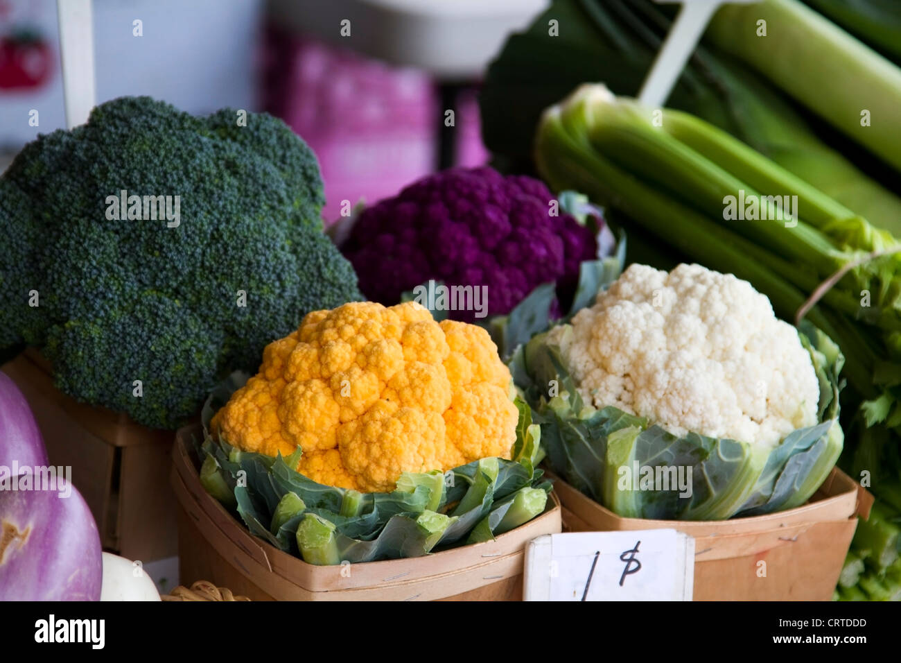 Bunte Blumenkohl und Brokkoli an Atwater Market in Montreal, Quebec Stockfoto