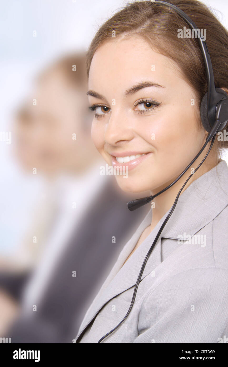 Gruppe von erfolgreichen Kunden-Service-Leute, mit Fokus auf eine weibliche Mitarbeiter des Kundendienstes Stockfoto