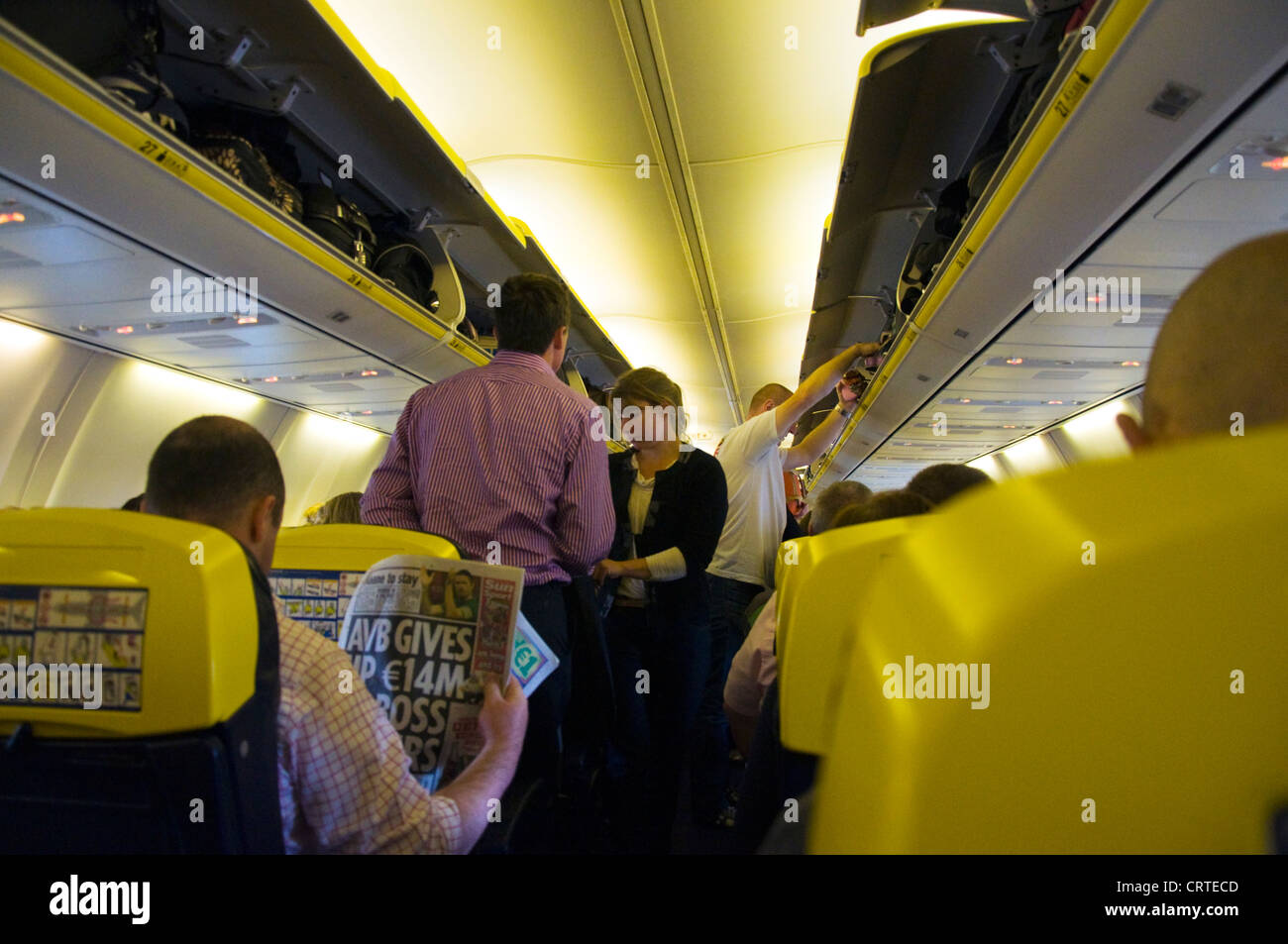 Passagiere, die immer auf einem Ryanair-Flug sitzen nieder Stockfoto